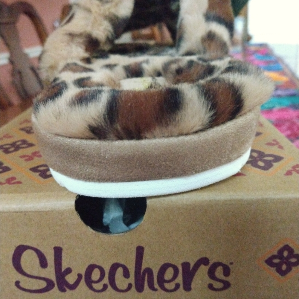 👠 $25 SALE! Skechers Faux Fur Slide Slippers - Picture 3 of 5